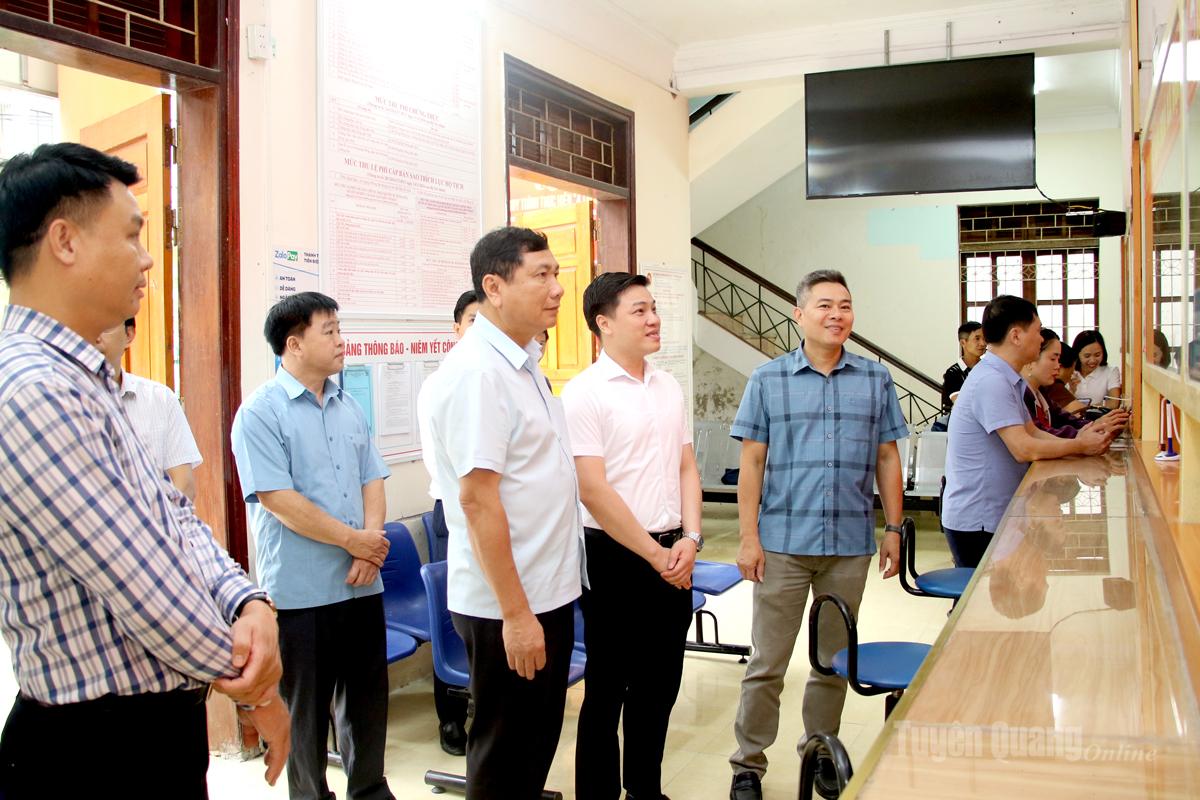 Trưởng Ban Nội chính Tỉnh uỷ Phùng Tiến Quân khảo sát thực tế tại Trung tâm phục vụ hành chính công xã Quản Bạ.