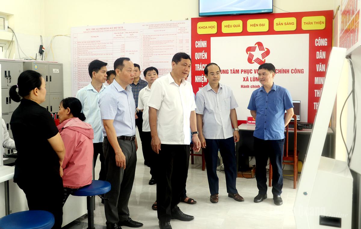 Đoàn kiểm tra, giám sát số 279 của Ban Thường vụ Tỉnh uỷ khảo sát thực tế tại Trung tâm phục vụ hành chính công xã Lùng Tám.