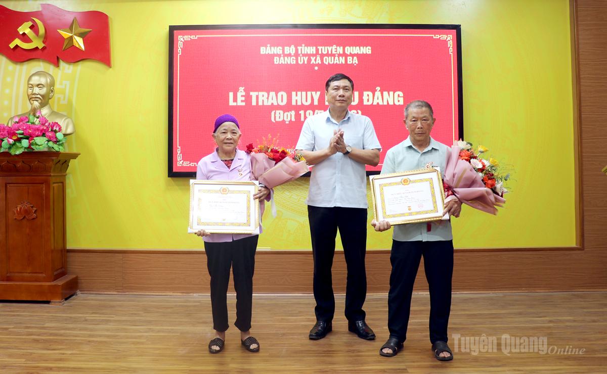 Đồng chí Phùng Tiến Quân, Uỷ viên Ban Thường vụ Tỉnh uỷ, Trưởng Ban Nội chính Tỉnh uỷ trao Huy hiệu 65 tuổi Đảng cho 2 đảng viên xã Quản Bạ.