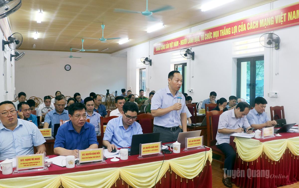 Lãnh đạo xã Lùng Tám báo cáo khái quát việc thực hiện các nhiệm vụ chính trị và làm rõ những khó khăn của địa phương.