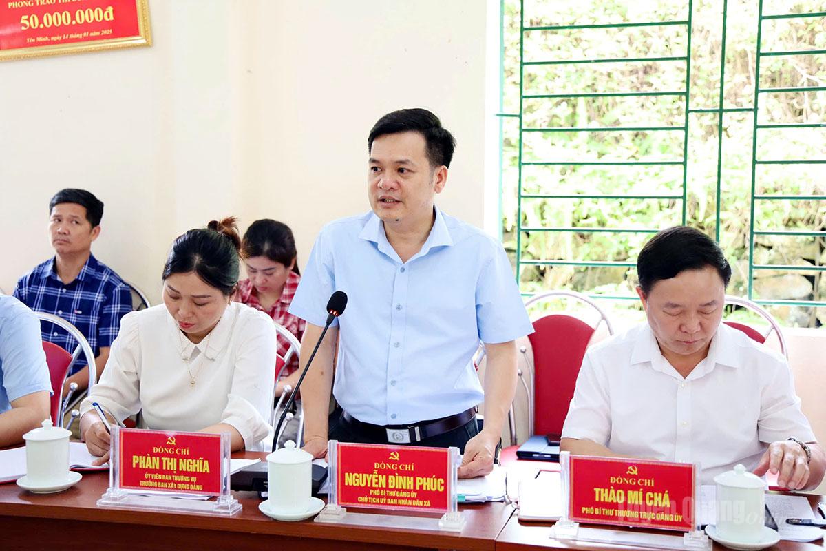 Lãnh đạo xã Du Già báo cáo với đoàn kiểm tra, giám sát.