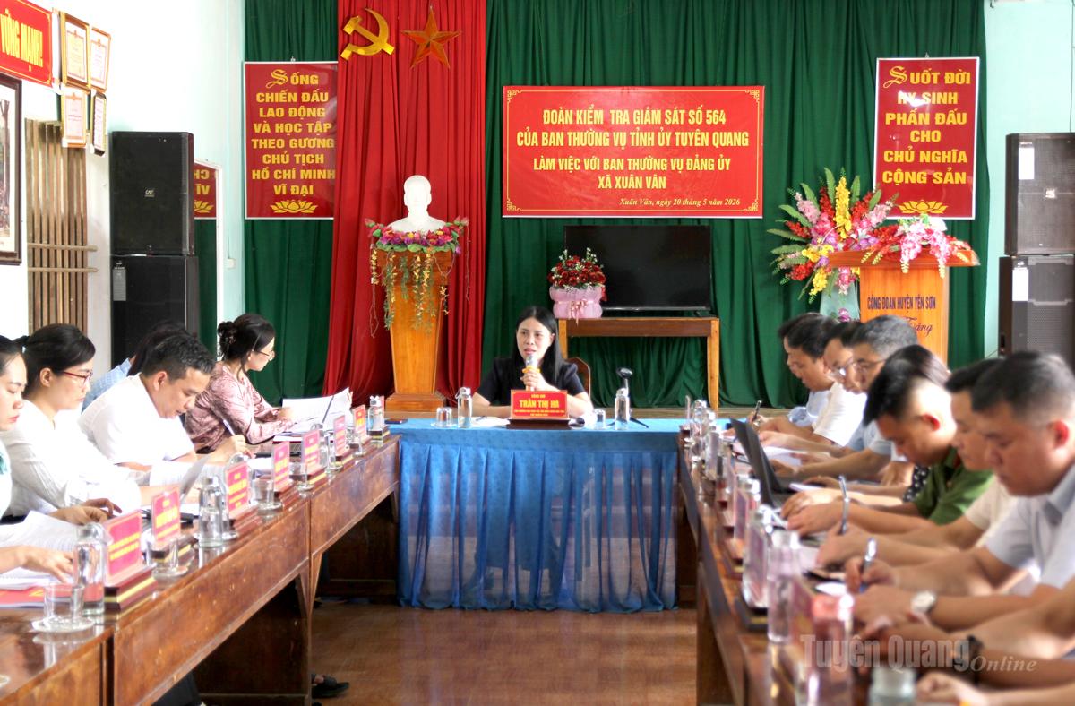 Đoàn Kiểm tra giám sát số 564 làm việc tại thôn Khuôn Thống, xã Xuân Vân.