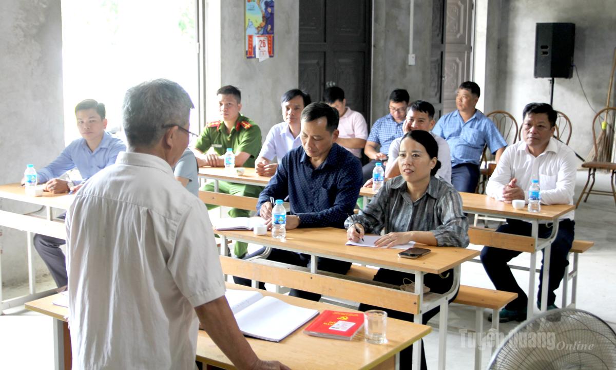Đồng chí Lý Thị Lan dự sinh hoạt Chi bộ tại thôn Khau Luông.