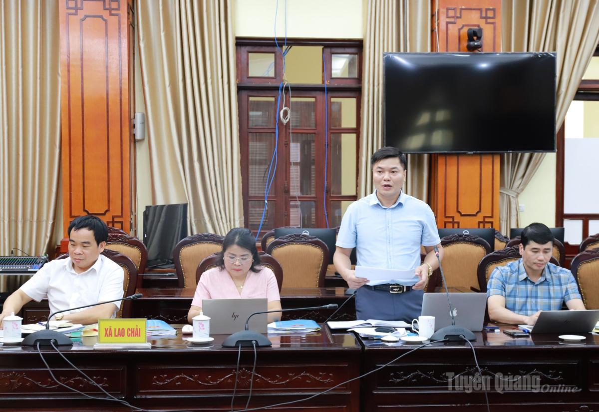 Lãnh đạo xã Lao Chải báo cáo tóm tắt những kết quả phát triển KT-XH tại buổi làm việc.