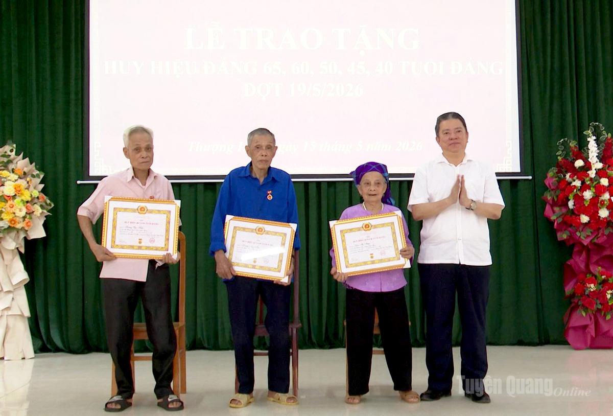 Đồng chí Trưởng ban Tuyên giáo và Dân vận Tỉnh ủy trao Huy hiệu 65 năm tuổi Đảng tại xã Thượng Lâm.