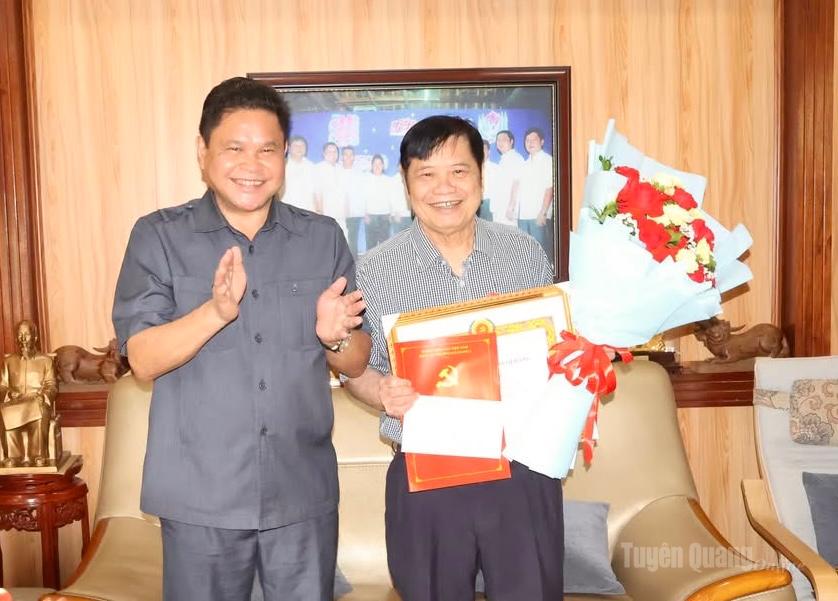 Đồng chí Vàng Seo Cón trao Huy hiệu 50 năm tuổi Đảng cho nguyên Bí thư Tỉnh ủy Hà Giang Hoàng Minh Nhất.
