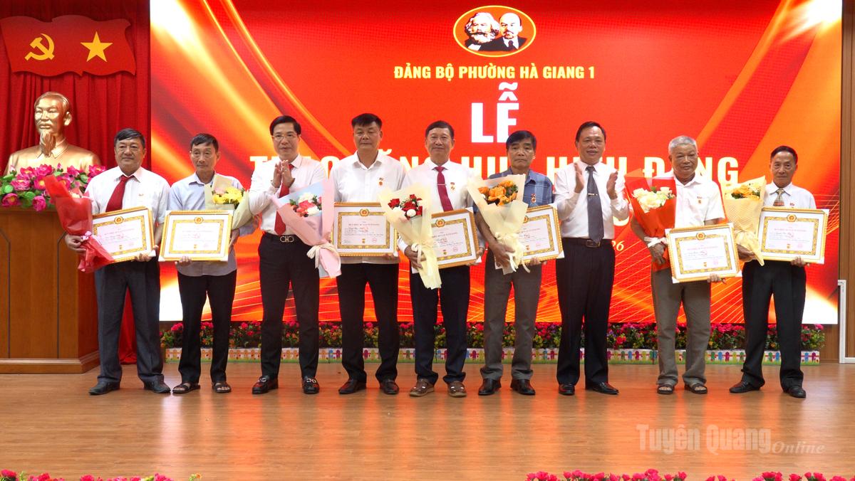 Lãnh đạo phường Hà Giang 1 trao Huy hiệu 45 năm tuổi Đảng cho các đảng viên.