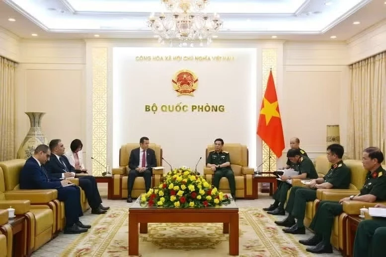 Deputy Prime Minister and Minister of National Defence General Phan Van Giang (R) receives Algerian Ambassador Azeddine Bechka (Photo: baochinhphu.vn)