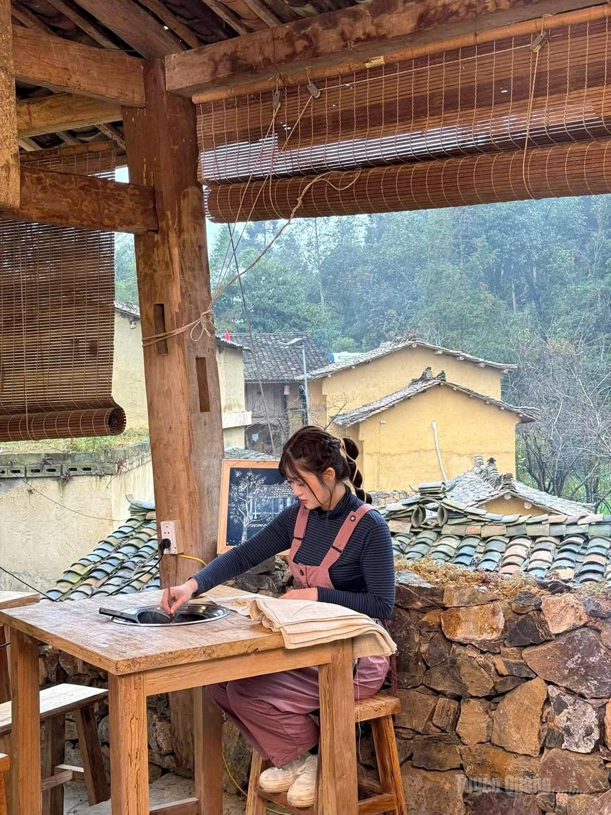 Visitors experience painting traditional patterns on linen fabric.