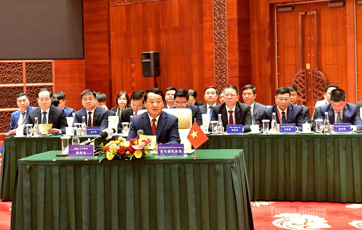 Đồng chí Bí thư Tỉnh ủy Hầu A Lềnh và Đoàn đại biểu tỉnh Tuyên Quang tham dự hội nghị.