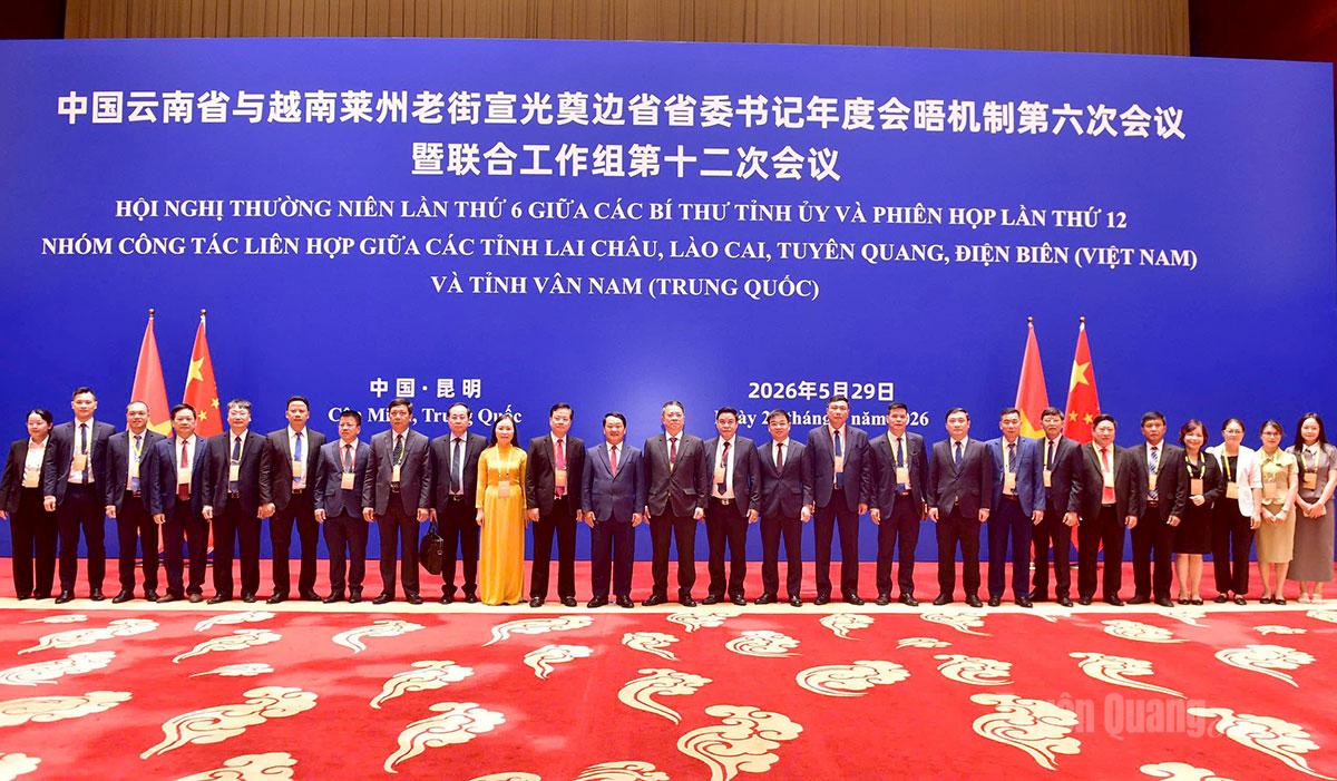 Đoàn đại biểu tỉnh Tuyên Quang tham dự hội nghị.