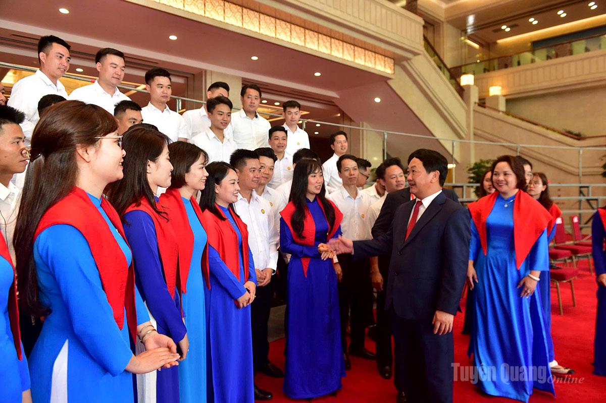 Bí thư Tỉnh ủy Hầu A Lềnh nói chuyện cùng Đoàn đại biểu thanh niên Tuyên Quang tại chương trình.