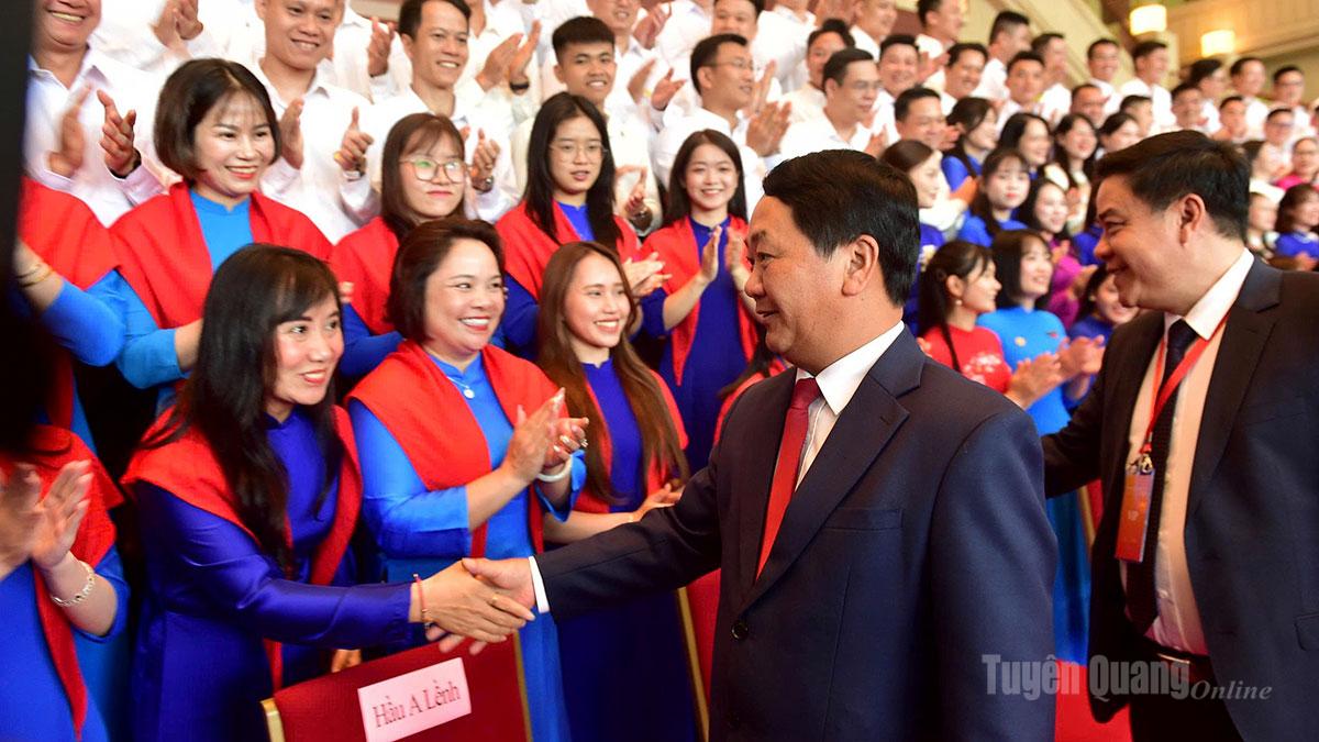 Bí thư Tỉnh ủy Hầu A Lềnh dự Gặp mặt thanh niên tham dự “Hành trình đỏ nghiên cứu, học tập - Ánh sáng lý tưởng” tại Vân Nam (Trung Quốc).