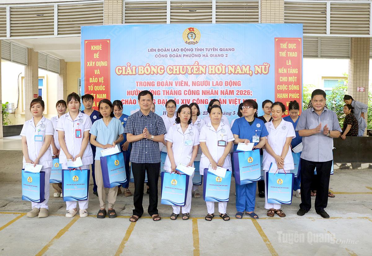 Lãnh đạo phường Hà Giang 2 và lãnh đạo Liên đoàn Lao động tỉnh tặng quà cho đoàn viên, người lao động.