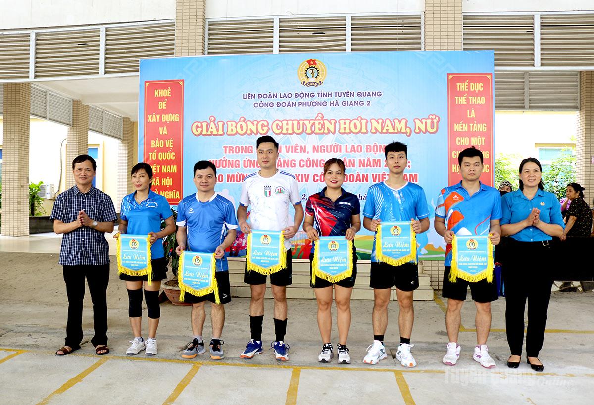 Ban tổ chức trao Cờ lưu niệm cho các đội.