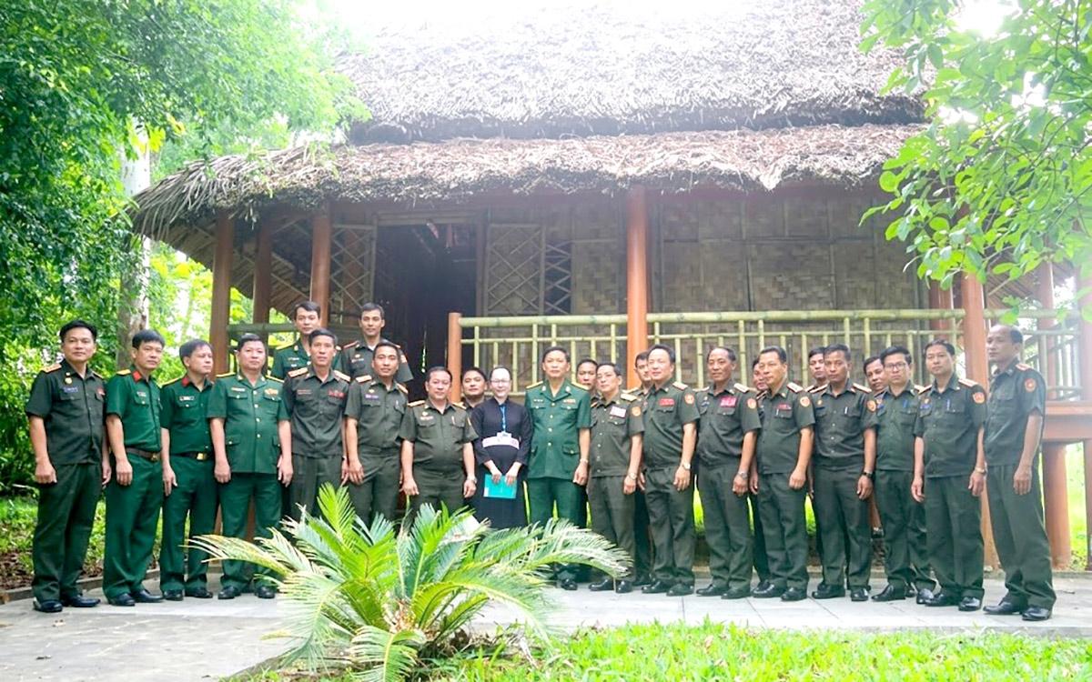 Đoàn đại biệu Bộ CHQS tỉnh Phông Sa Lỳ (Lào) thăm nhà làm việc của Chủ tịch Xuphanuvong tại TDP Làng Ngòi.