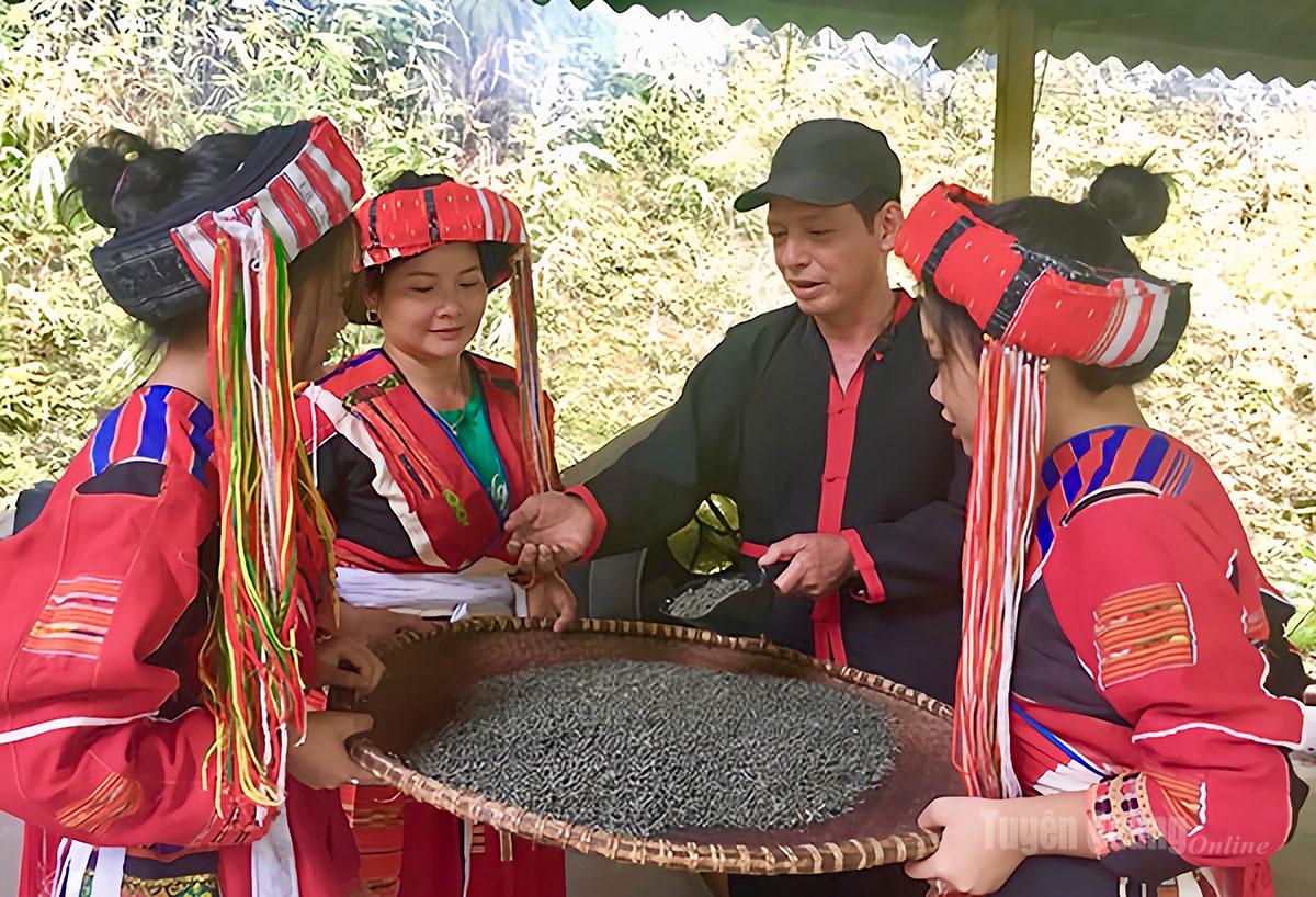 Ông Tái Văn Cát hướng dẫn người dân cách sao chè đảm bảo hương vị của chè Pà Thẻn.