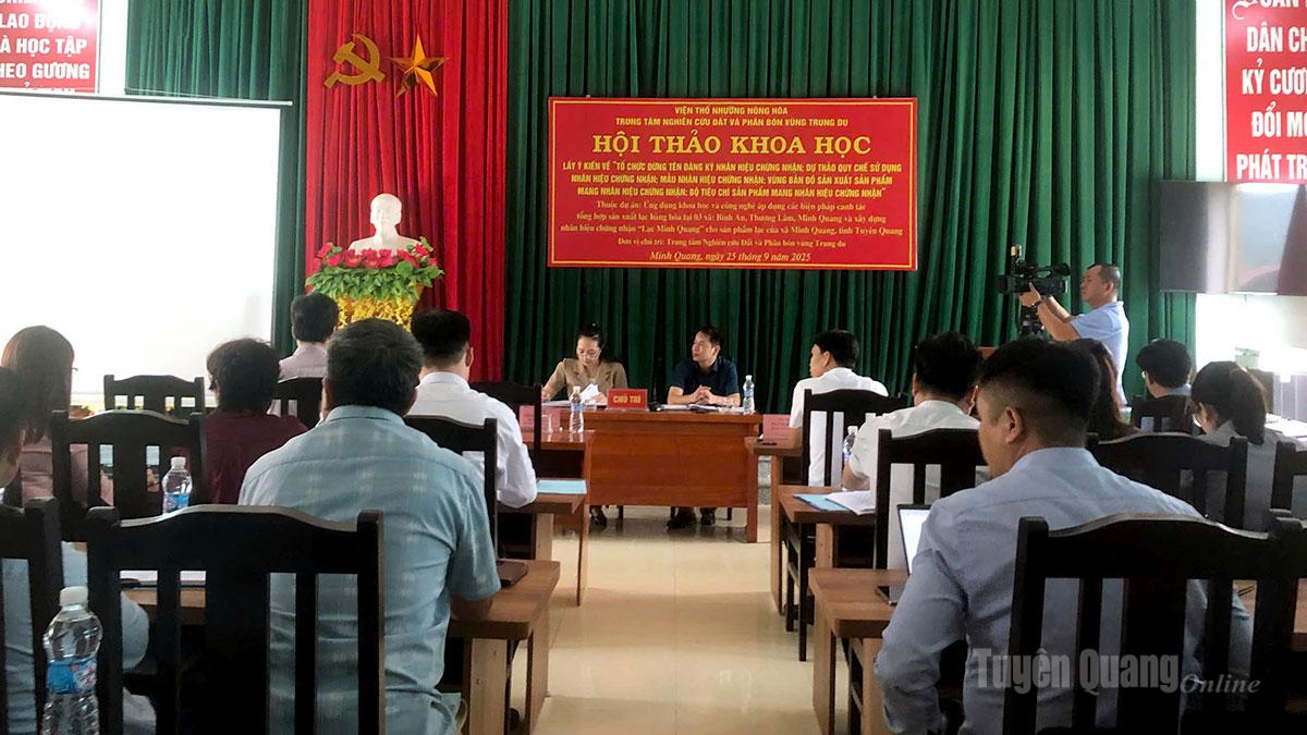 Người dân được tập huấn kỹ thuật trước khi triển khai trồng lạc.