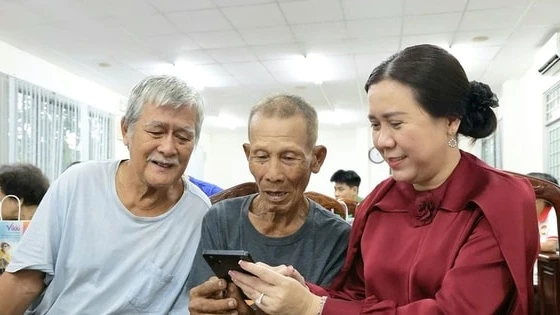 Hỗ trợ 400.000 điện thoại thông minh cho hộ nghèo, hộ cận nghèo