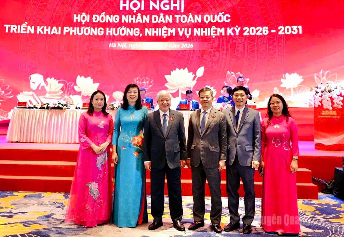 Đồng chí Đỗ Văn Chiến, Ủy viên Bộ Chính trị, Phó Chủ tịch Thường trực Quốc hội chụp ảnh cùng đoàn đại biểu Thường trực HĐND tỉnh Tuyên Quang.