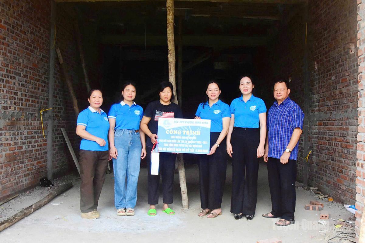 Đại biểu trao hỗ trợ kinh phí xây nhà cho hội viên có hoàn cảnh khó khăn tại tổ dân phố Ỷ La 03, phường Minh Xuân.