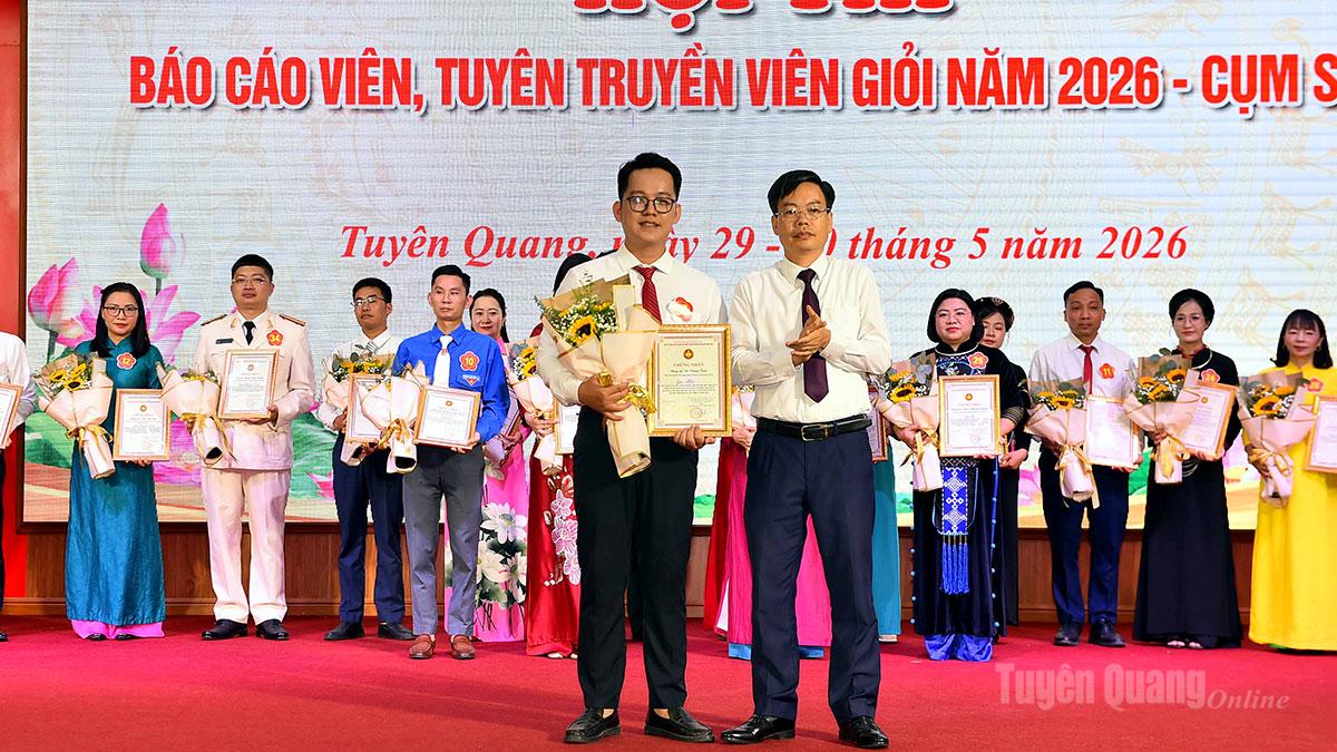 Đồng chí Nguyễn Lam Sơn, Phó Trưởng ban Thường trực Ban Tuyên giáo và Dân vận Tỉnh ủy trao giải Nhất cho thí sinh Vũ Vương Tuân.
