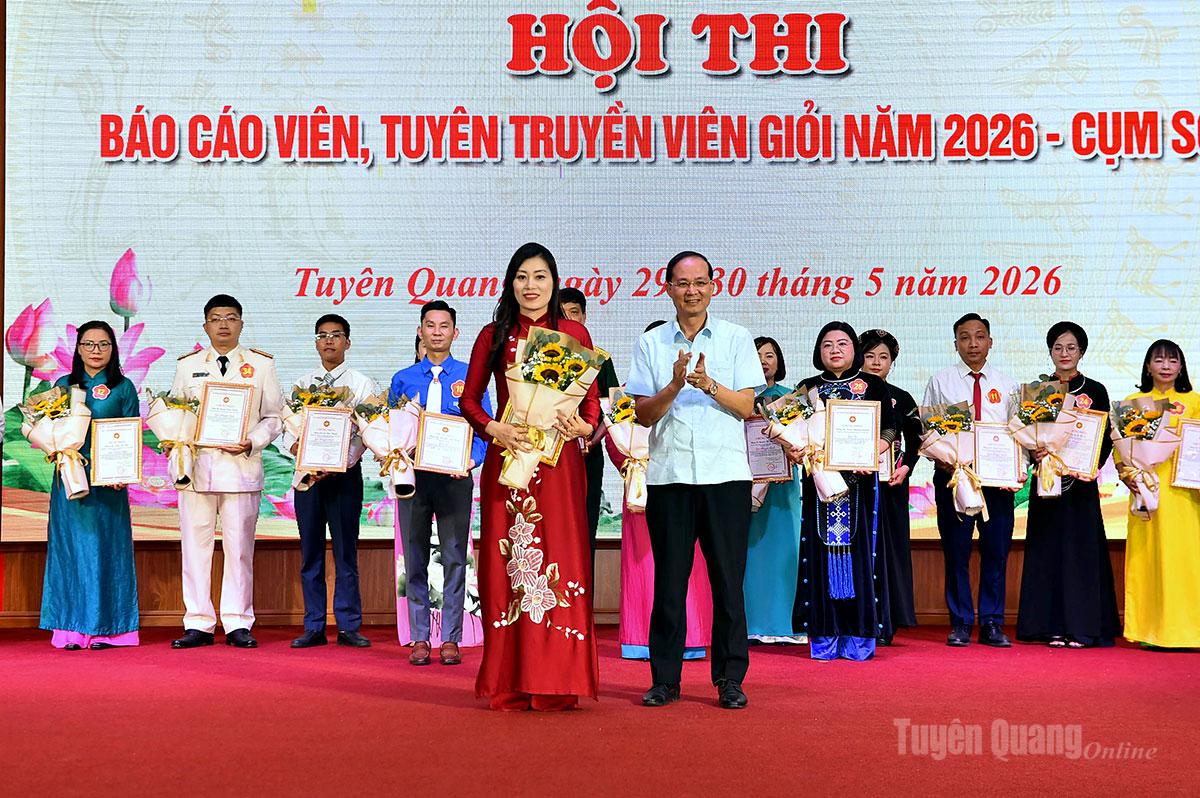 Đồng chí Phạm Sỹ Hùng, Hiệu trưởng Trường Chính trị tỉnh trao giải Nhì cho thí sinh.