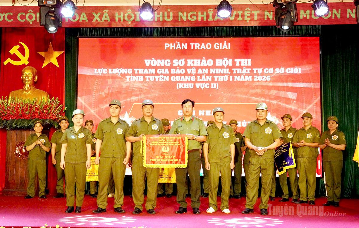 Lãnh đạo Công an tỉnh trao giải Nhất cho đội thi xã Thanh Thuỷ.