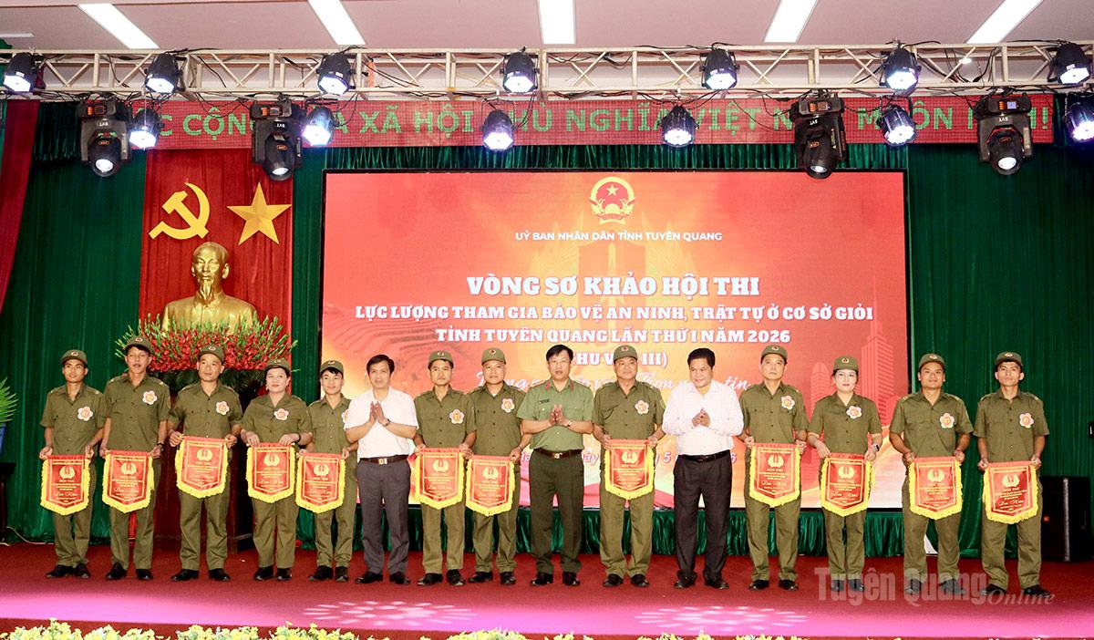 Các đại biểu trao Cờ Lưu niệm cho các đội thi.