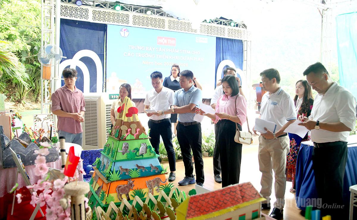 Ban Giám khảo chấm điểm đánh giá các mô hình STEM.