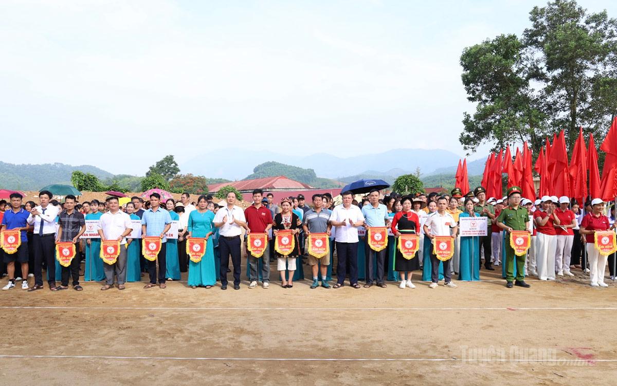 Ban Tổ chức tặng cờ lưu niệm cho các đoàn vận động viên tham gia Đại hội.
