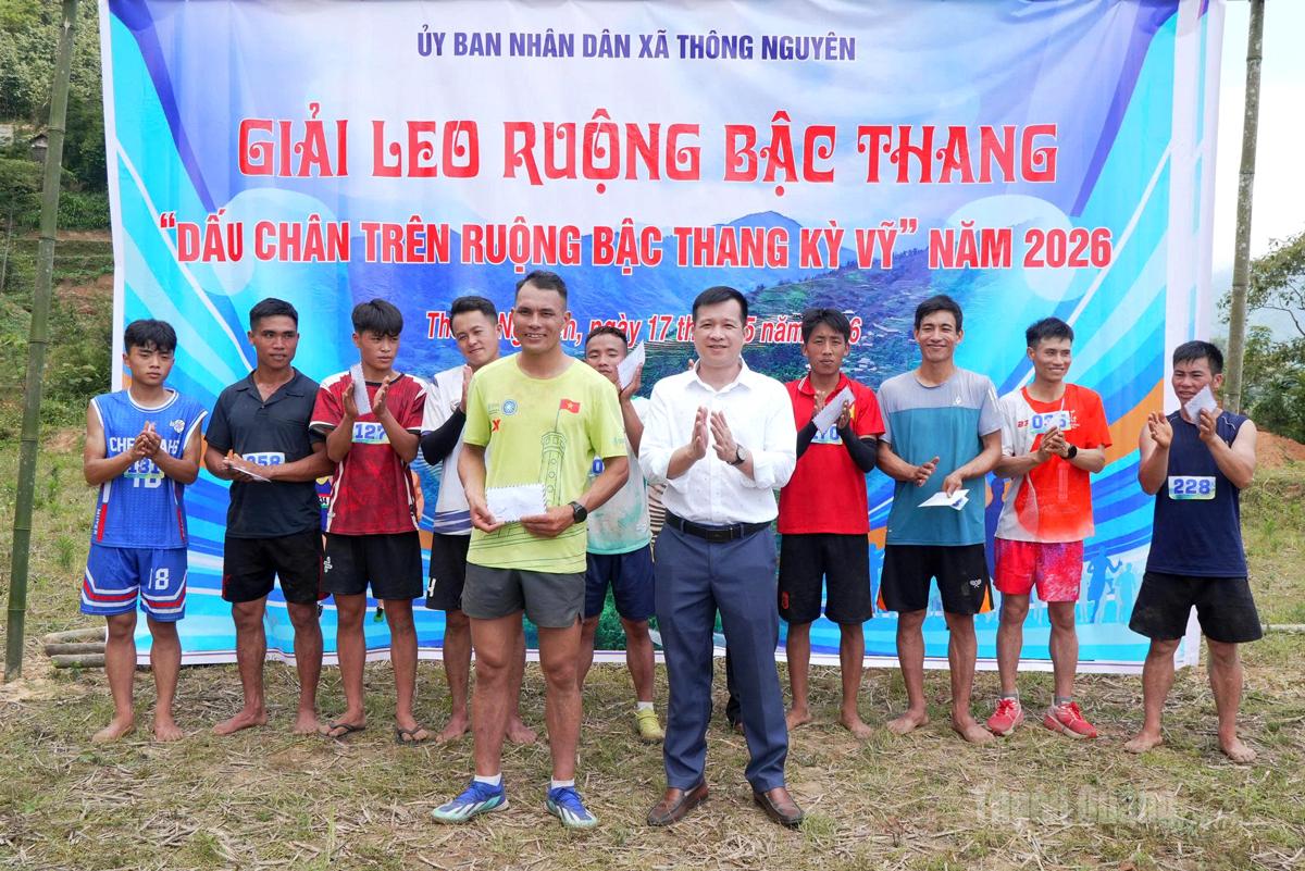Ban Tổ chức trao giải Nhất cho vận động viên đạt thành tích cao.