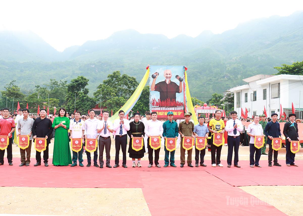 Ban Tổ chức trao cờ lưu niệm cho các đoàn tham gia Đại hội.