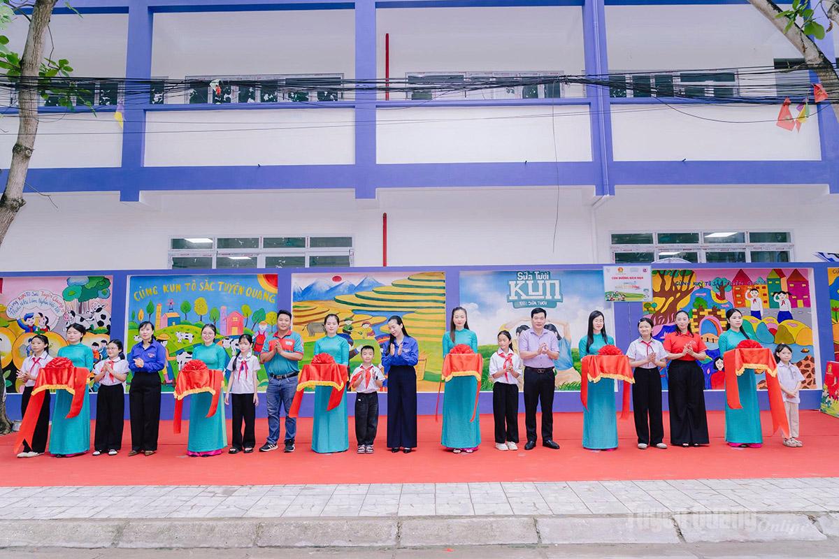 Khánh thành công trình “Con Đường Bích Họa Tuyên Quang”, phía trước cổng trường Tiểu học Lê Văn Tám.