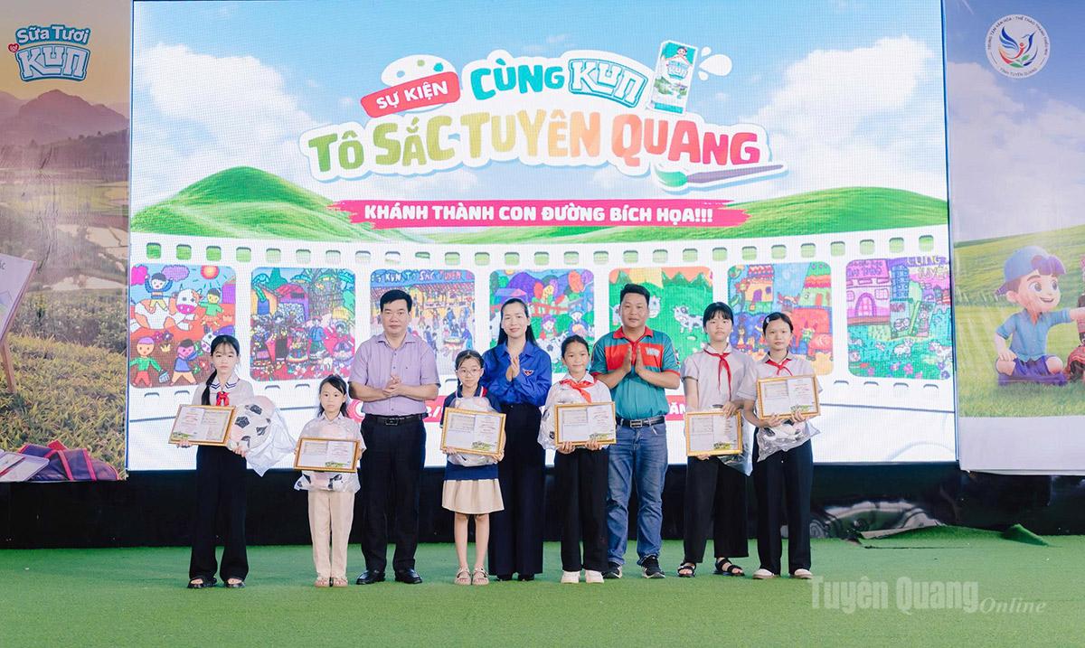 Ban tổ chức đã trao giải Nhất cho các thí sinh có tác phẩm được đánh giá cao tại cuộc thi.
