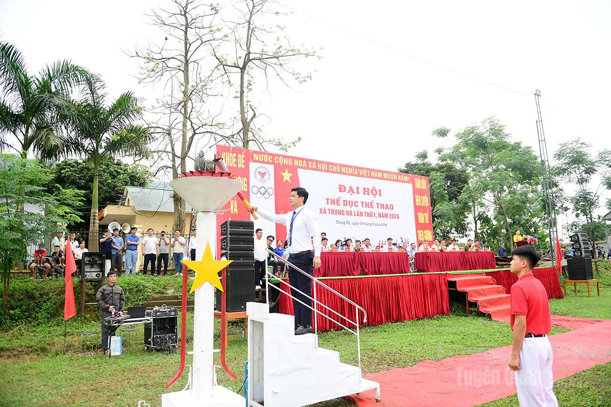  Lãnh đạo xã Trung Hà thắp ngọn lửa truyền thống.