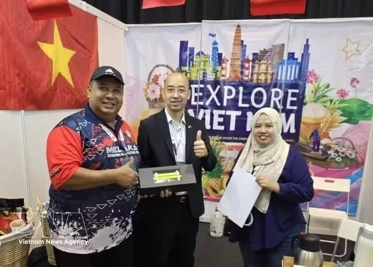 Ngo Quang Hung, representative of the Viet Nam Trade Office in Malaysia, introduces Vietnamese products at the Melaka International Halal Fair, held from May 16-19, 2026. (Photo: VNA)