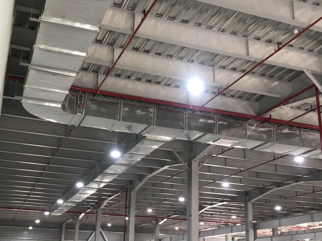 Hệ thống ống gió được lắp đặt quy mô bên trong một nhà xưởng công nghiệp)
