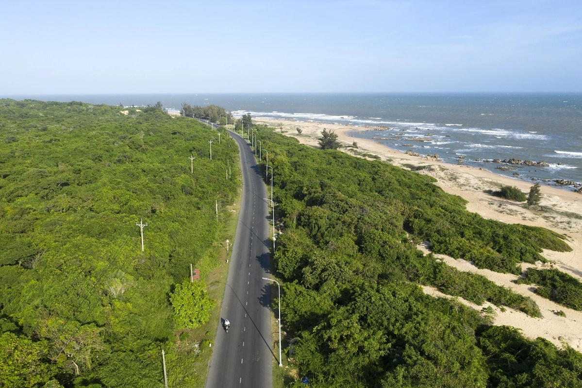 Cung đường biển Hồ Tràm hoang sơ ôm trọn lấy những cánh rừng nguyên sinh xanh mướt