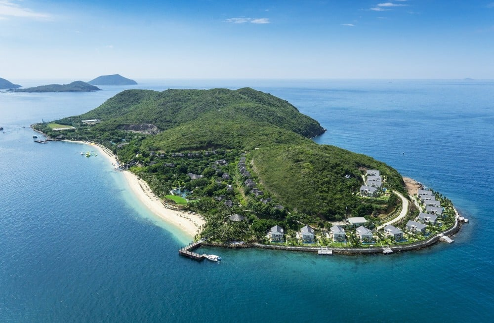 Vẻ đẹp lộng lẫy của vịnh biển Nha Trang nhìn từ trên cao với bờ cát dài uốn lượn
