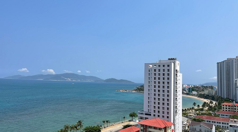 Phòng nghỉ khách sạn có thiết kế cửa kính lớn đón trọn ánh sáng tự nhiên và gió biển
