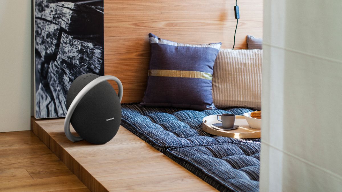 Harman Kardon Onyx Studio 8 với tay cầm nhân đôi sự tiện dụng