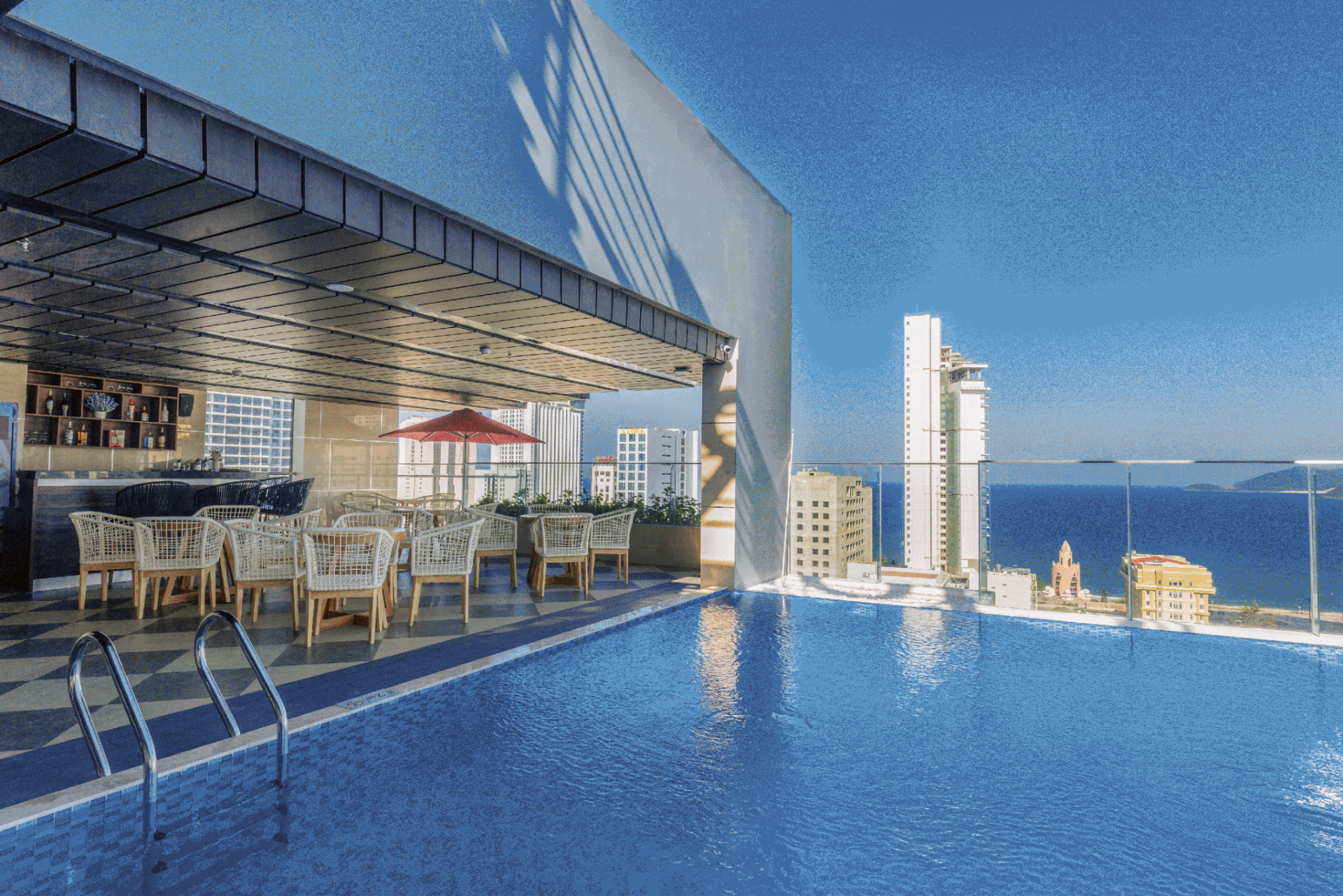 Bể bơi vô cực tầng thượng lộng lẫy, góc check-in ngắm toàn cảnh thành phố biển cực chất
