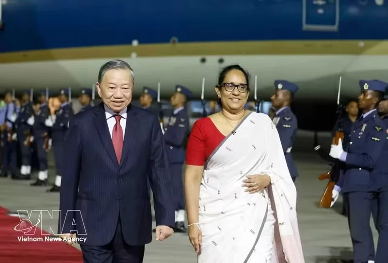 General Secretary of the Communist Party of Viet Nam (CPV) Central Committee and State President To Lam and Sri Lankan Prime Minister Harini Amarasuriya at Bandaranaike International Airport in Colombo (Photo: VNA)