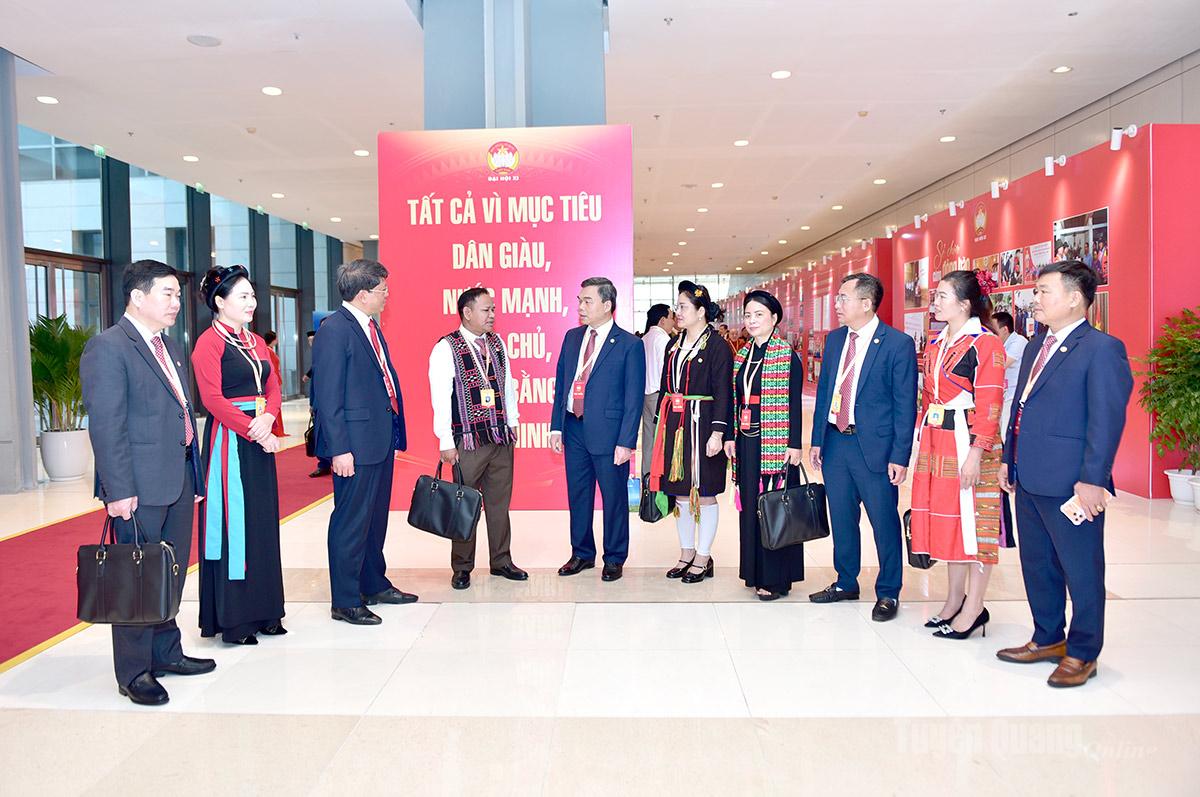 Các đại biểu trao đổi bên lề Đại hội.