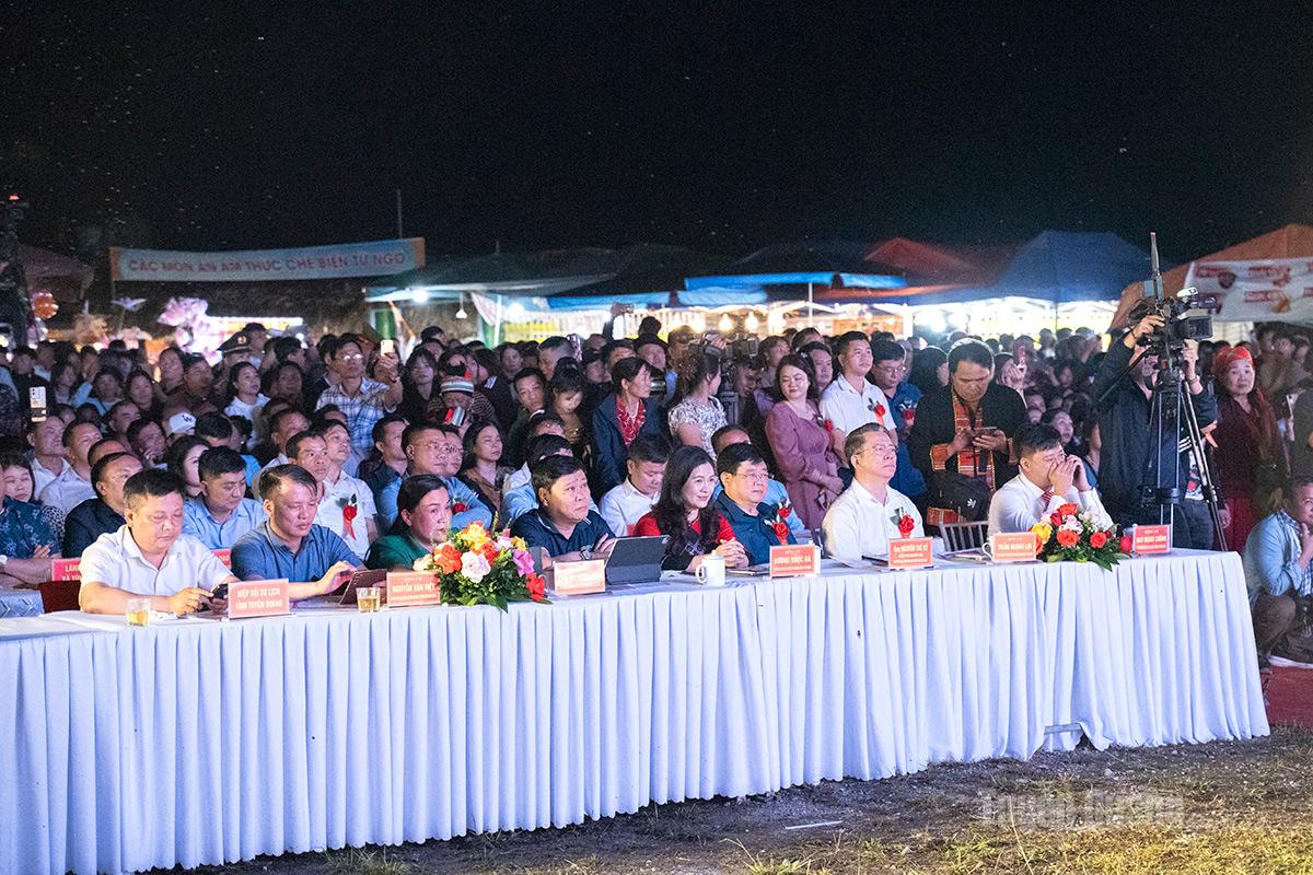 Các đại biểu dự Lễ khai mạc.