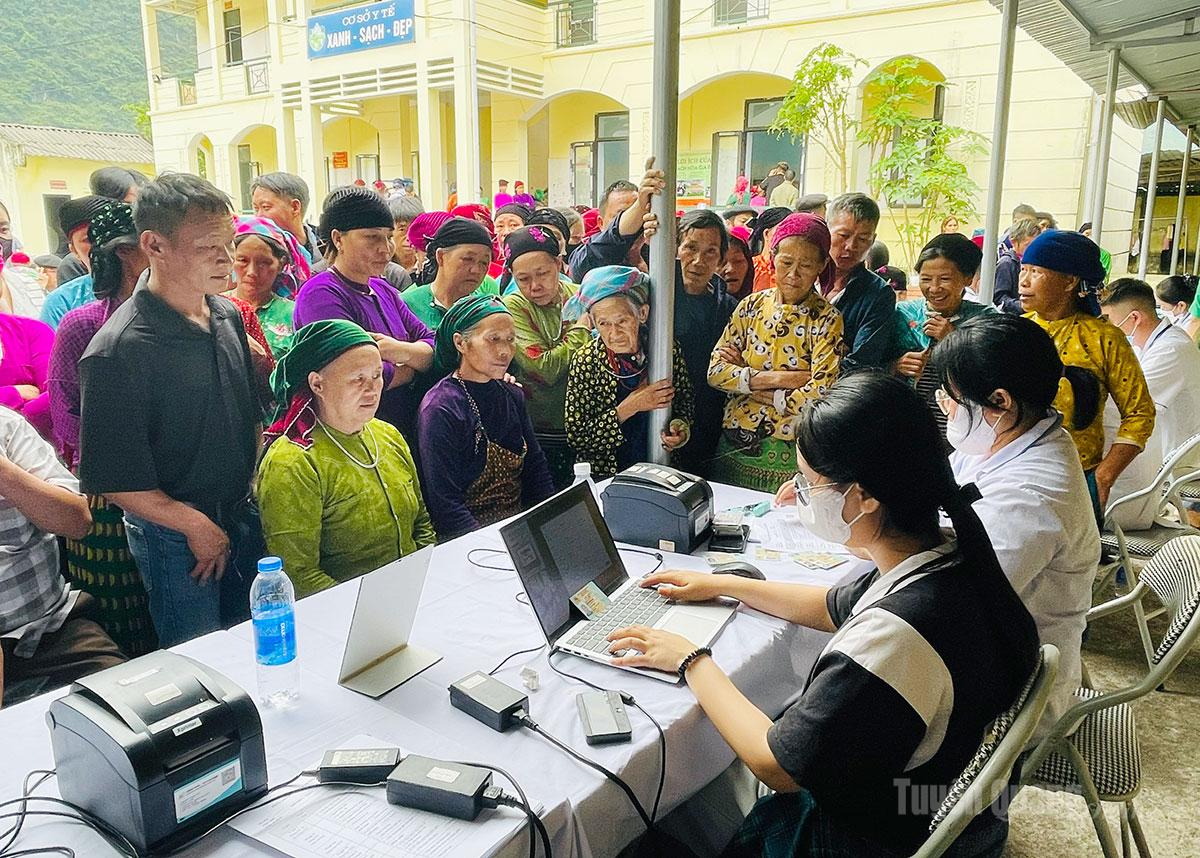 Đội ngũ cán bộ y tế lấy mẫu xét nghiệm.
