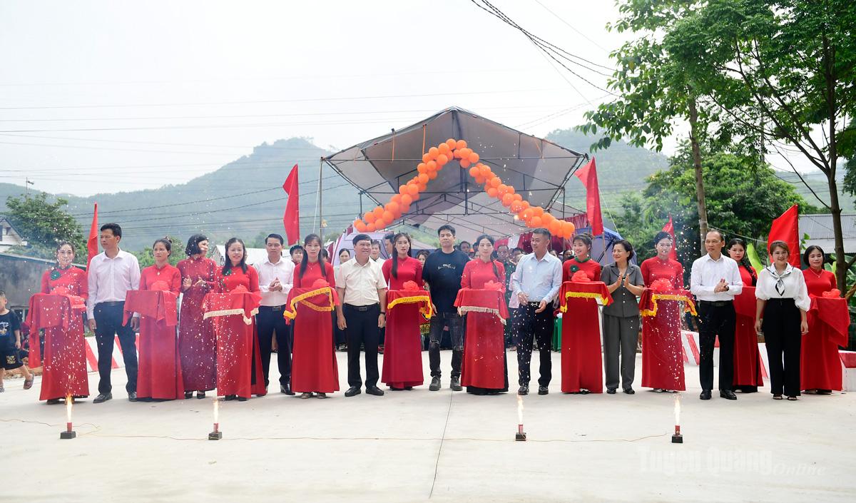 Đại biểu cắt băng khánh thành công trình cầu đập 18 tại thôn Đồng Trôi, xã Bình Ca.