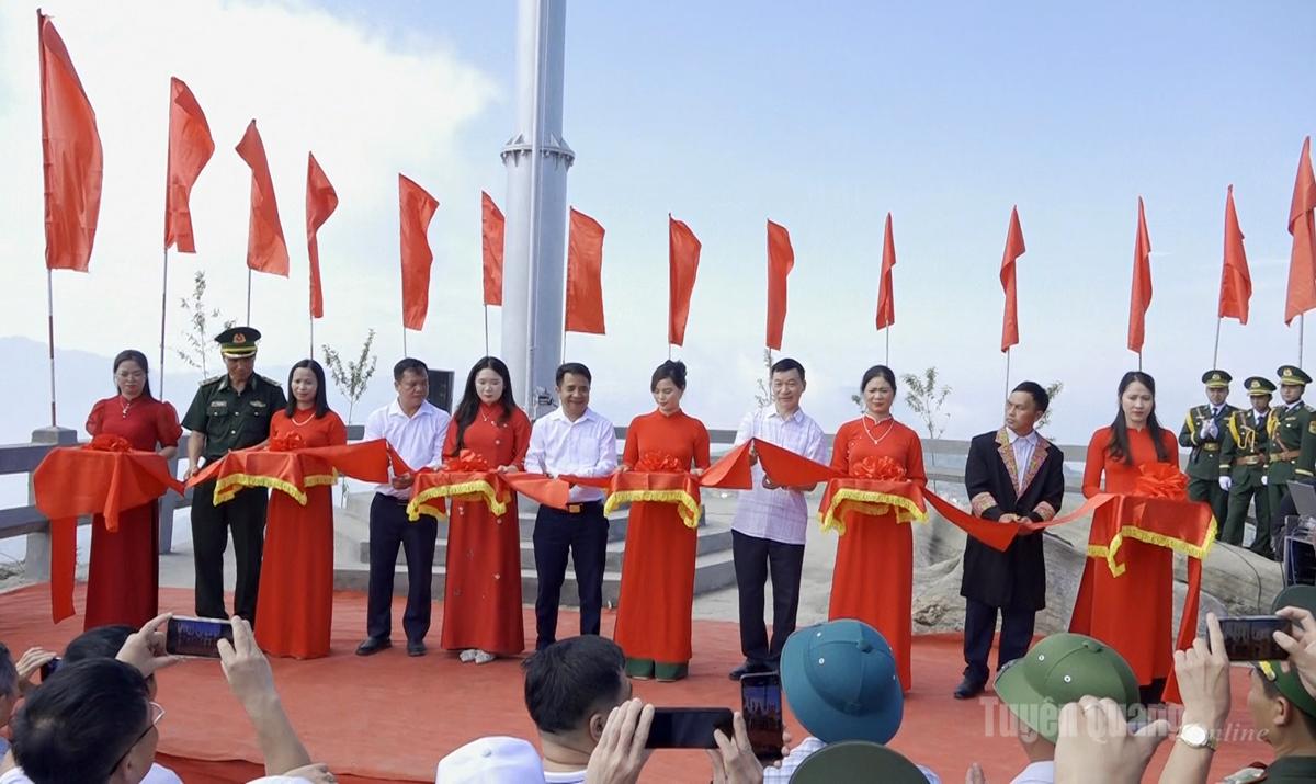 Các đại biểu thực hiện nghi thức cắt băng khánh thành Cột cờ Tổ quốc xã Xín Mần.