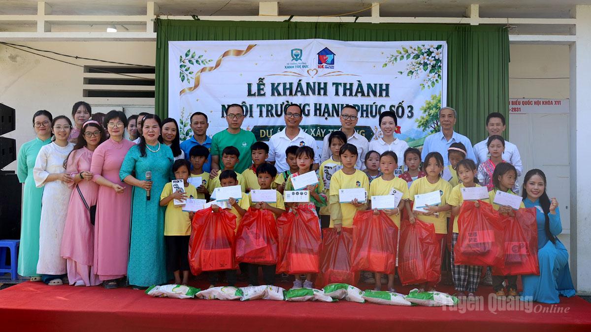 Tại Lễ khánh thành, các đơn vị tài trợ trao nhiều phần quà cho học sinh, giáo viên và các hộ gia đình có hoàn cảnh khó khăn trên địa bàn thôn.